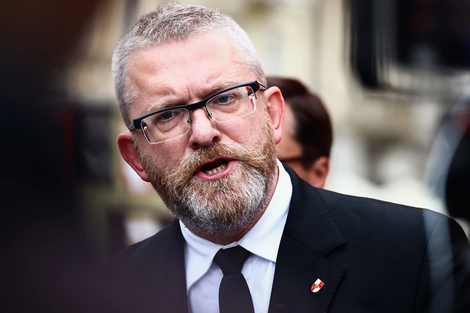 Кандидат у президенти Польщі Браун витер взуття об прапор ЄС