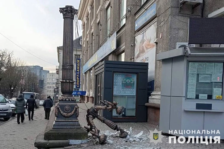 Пʼяний британець у Тернополі розбив віку поліцейського відділку та пошкодив ліхтар