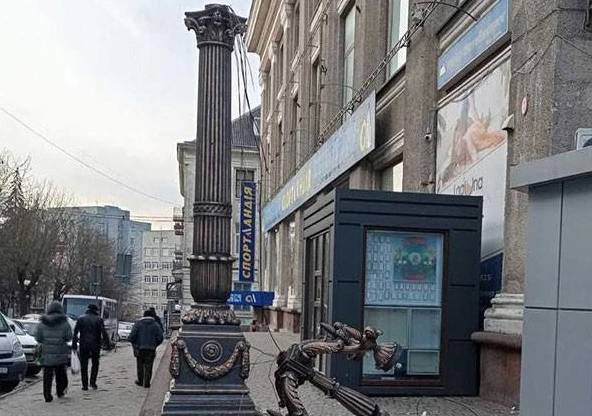 побитий ліхтар в Тернополі