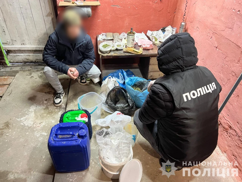 Виготовляли та збували наркотики в особливо великих обсягах
