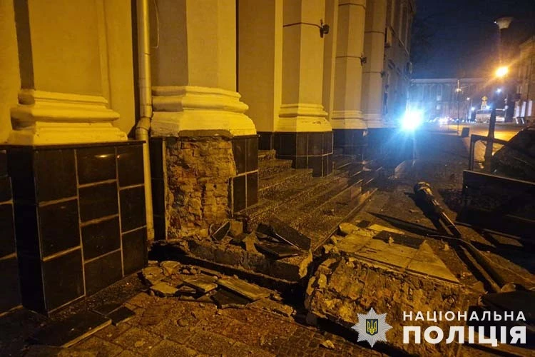 У Тернополі 20-річний водій в'їхав у фасад будівлі прокуратури