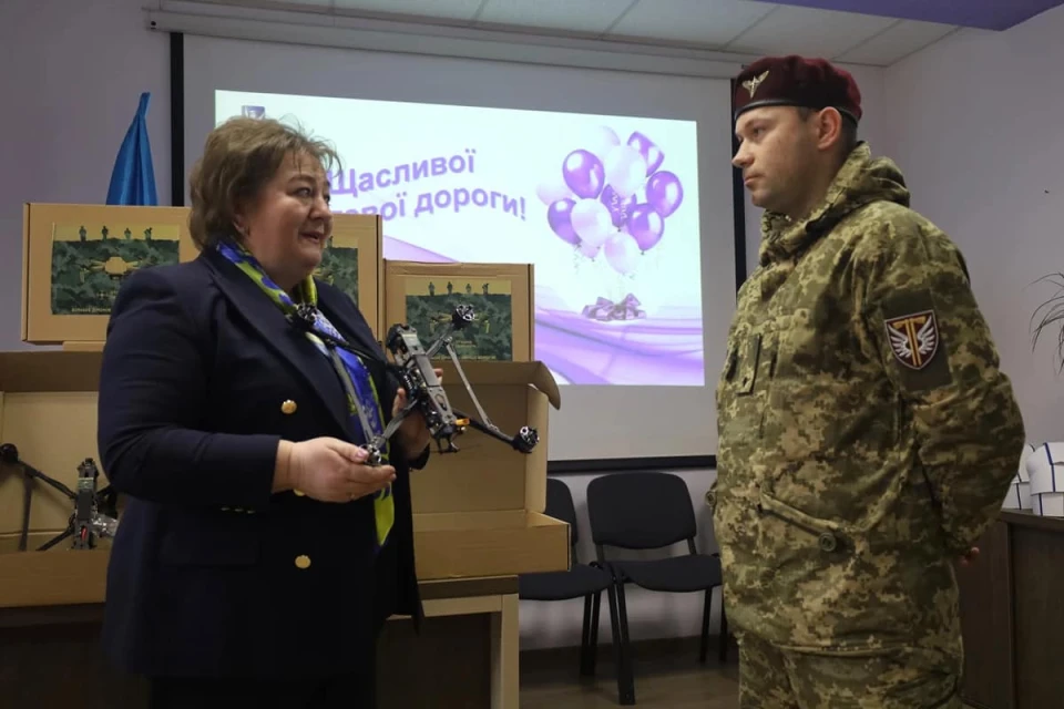 Випускники та викладачі Львівського медичного коледжу передали 20 дронів ЗСУ