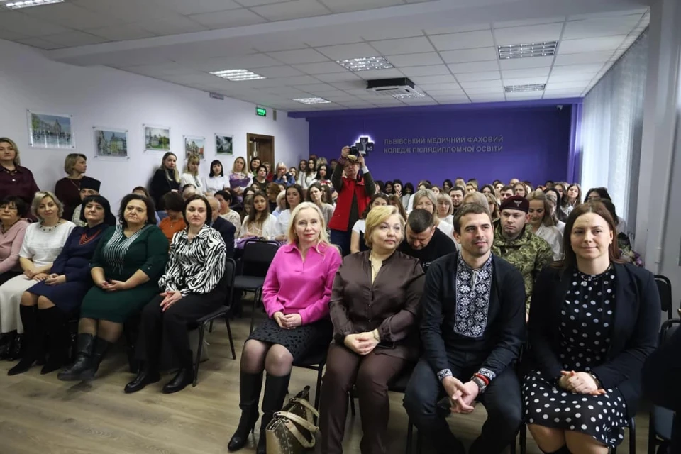 Випускники та викладачі Львівського медичного коледжу передали 20 дронів ЗСУ