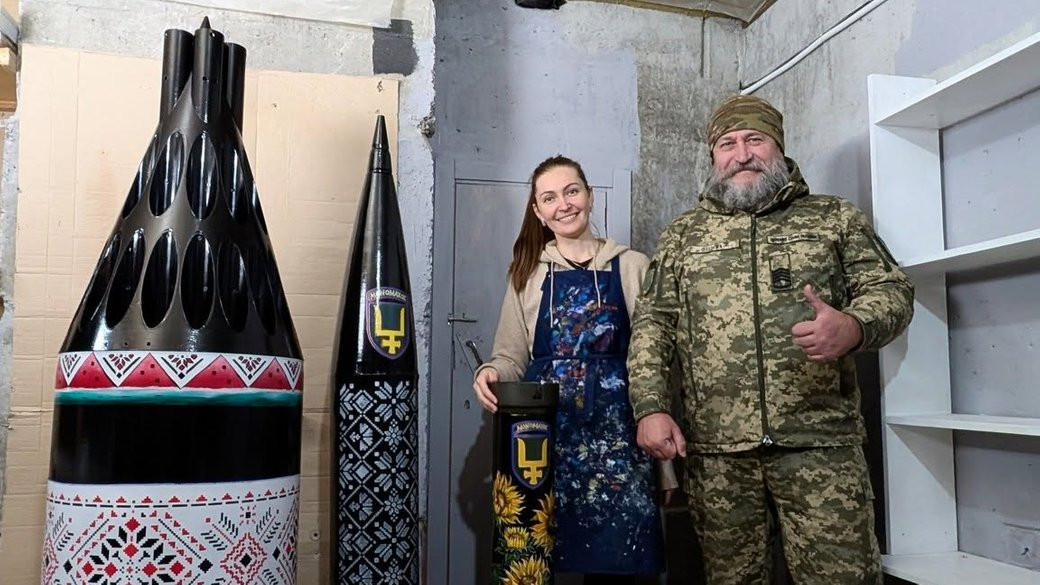 Художниця з Тернопільщини розмалювала пускову установку гелікоптера, щоб зібрати гроші для ЗСУ