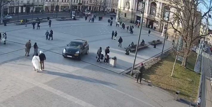 авто на площі біля оперного у Львові