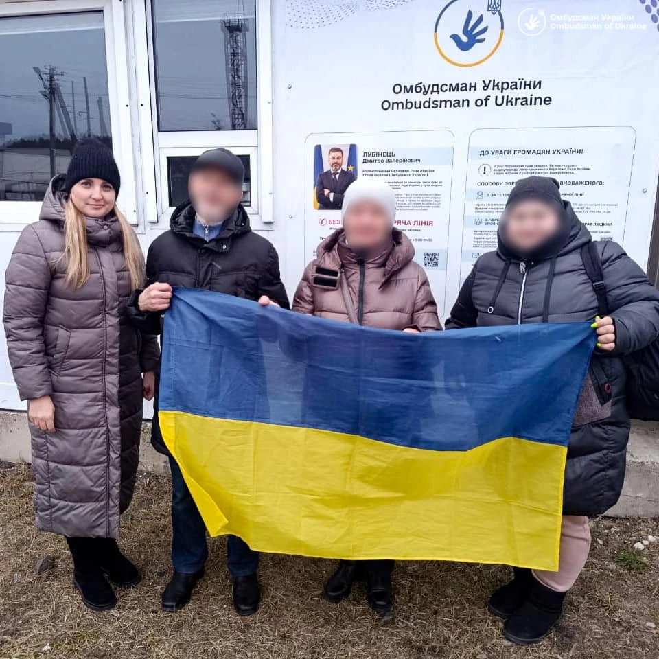 на фото люди, яких повернули з окупації