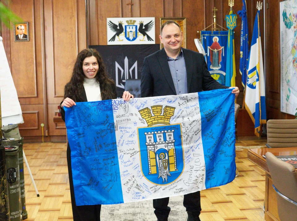 У Франківську зустріли вчительку Лесю Павлюк, яка увійшла в 50-ку кращих педагогів світу