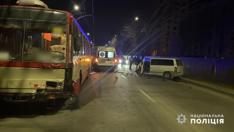 У Чернівцях 21-річний водій мікроавтобуса в'їхав у тролейбус і загинув