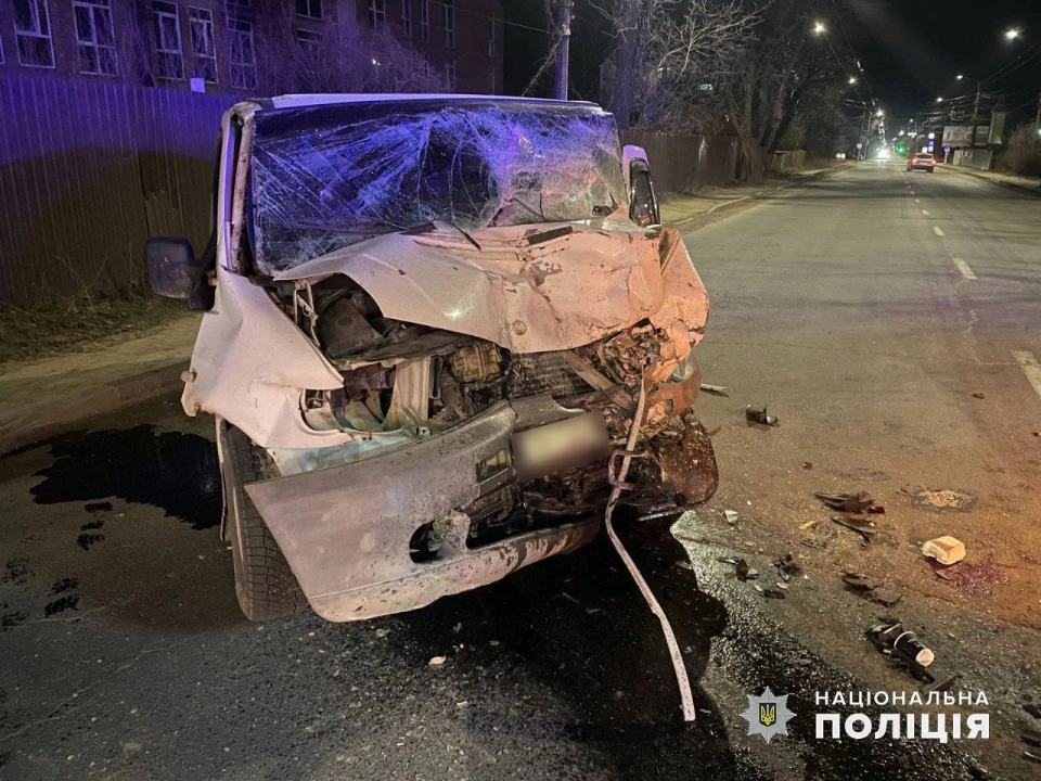 У Чернівцях 21-річний водій мікроавтобуса в'їхав у тролейбус і загинув