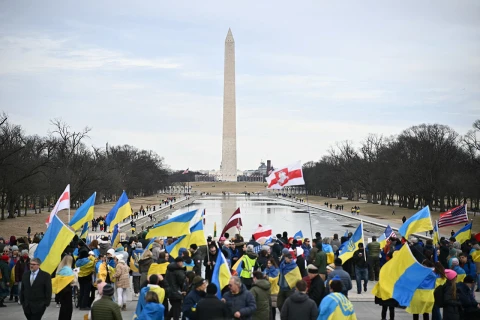 Люди демонструють підтримку України напередодні третьої річниці війни з Росією біля Меморіалу Лінкольна у Вашингтоні, округ Колумбія, 22 лютого 2025 року