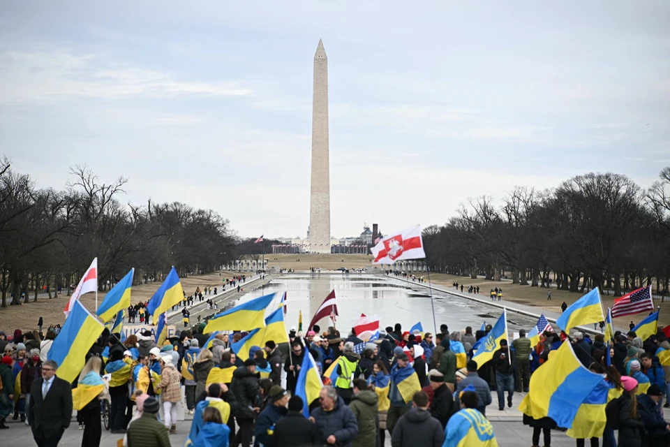Люди демонструють підтримку України напередодні третьої річниці війни з Росією біля Меморіалу Лінкольна у Вашингтоні, округ Колумбія, 22 лютого 2025 року
