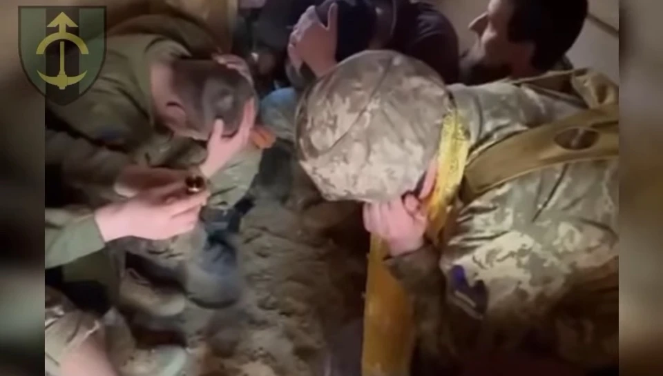 капелан отець Тарас сповідає військових