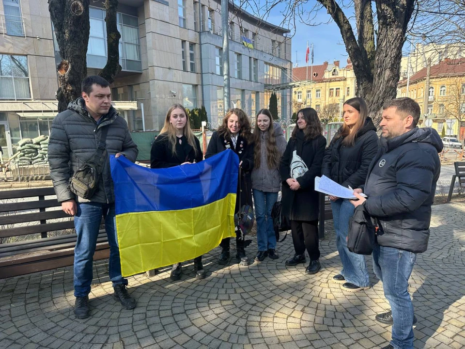У Львові активісти вийшли на протест до польського консульства через відео польського політика про Бандеру