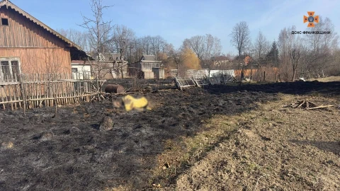 На Івано-Франківщині під час пожежі сухої трави знайшли тіло чоловіка