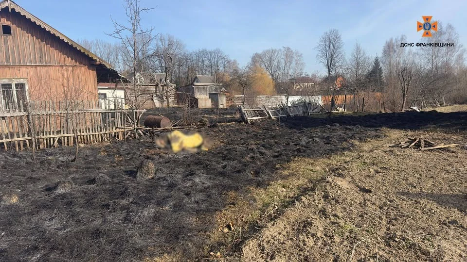 На Івано-Франківщині під час пожежі сухої трави знайшли тіло чоловіка