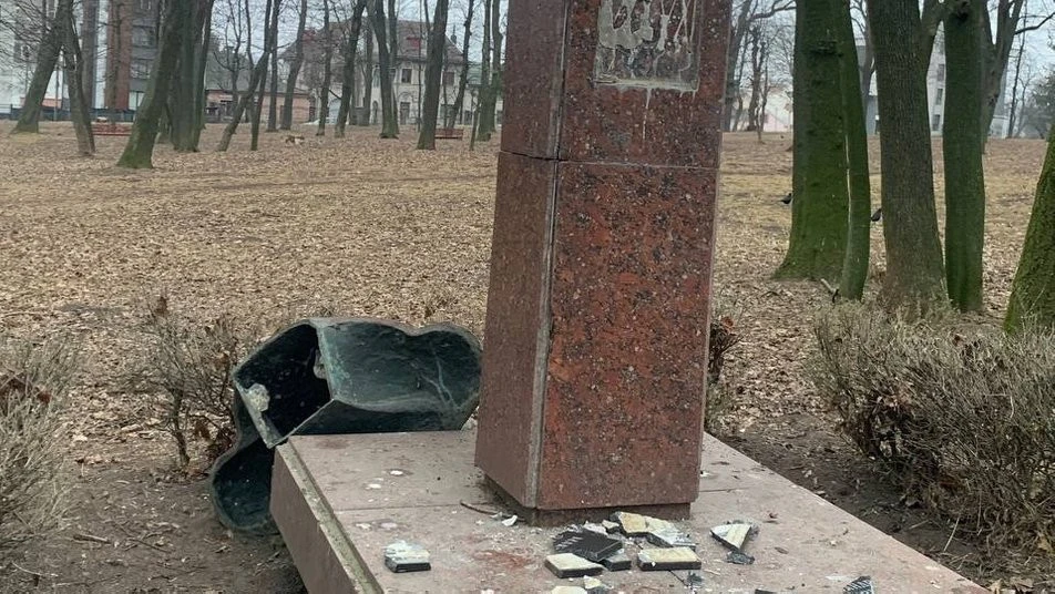 У Старому парку Тернополя пошкодили монументи радянських воїнів