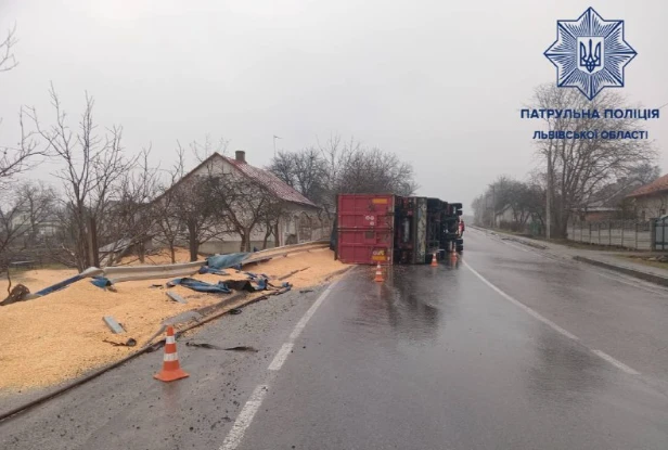 На дорозі Львів – Шегині перекинувся зерновоз, рух ускладнений