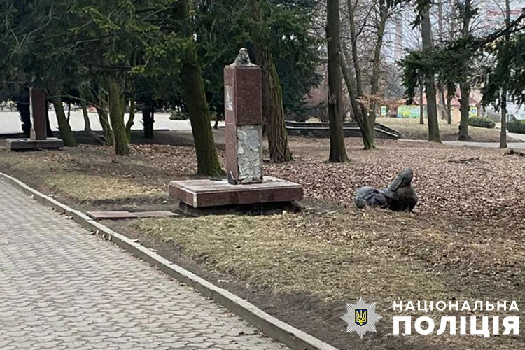 У Старому парку Тернополя пошкодили монументи радянських воїнів