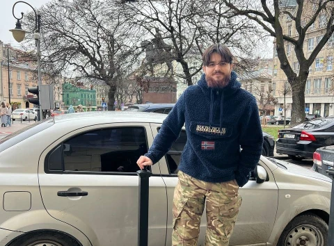 Ледь не втратив ноги на фронті: 23-річний воїн Третьої штурмової відновлюється у Львові й пише картини