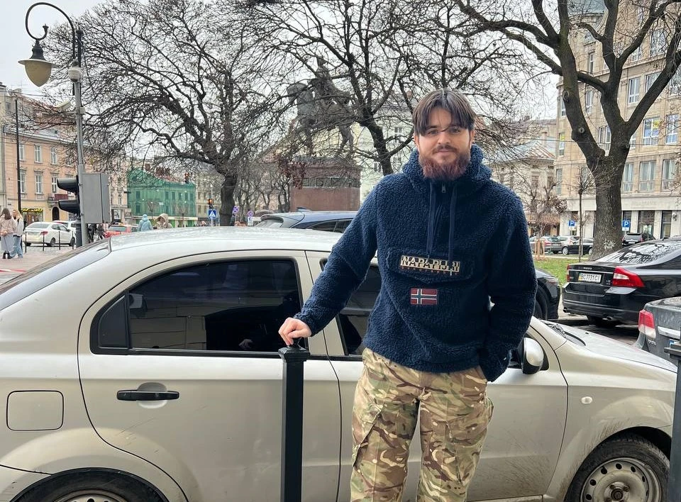 Ледь не втратив ноги на фронті: 23-річний воїн Третьої штурмової відновлюється у Львові й пише картини