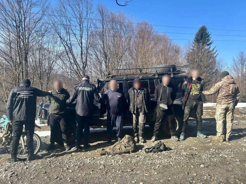 Підвозили до кордону на позашляховику та мотоциклі: на Закарпатті затримали переправників