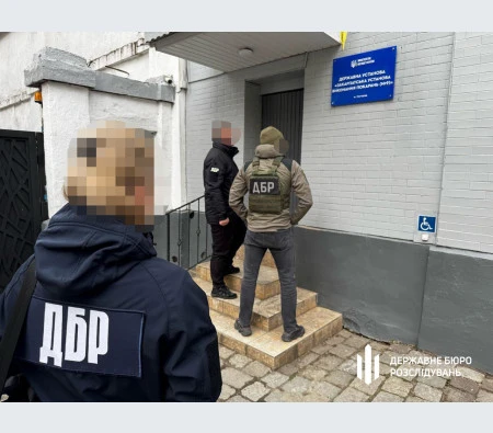 На Франківщині ДБР викрило групу, яка за пів року переправила через кордон щонайменше 150 чоловіків