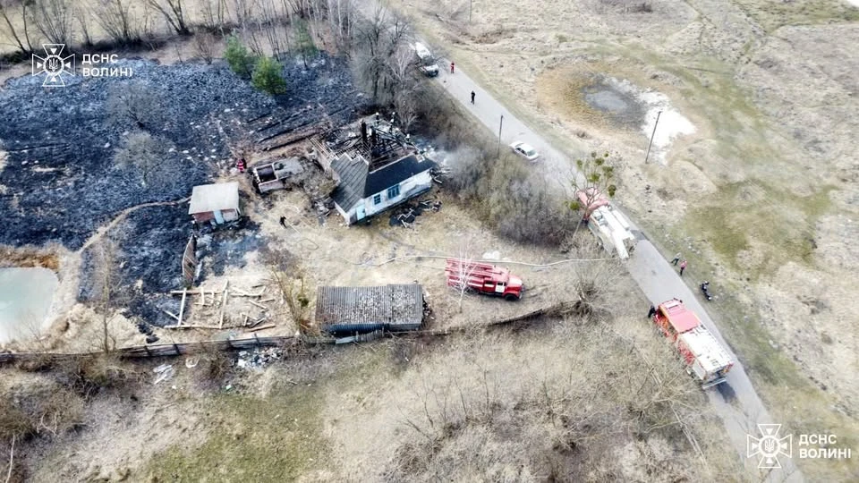 На Волині чоловік палив суху траву і ледь не спалив власну хату
