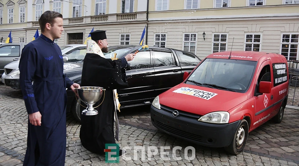 передача 35 автівок у Львові від проєкту ГеройCar