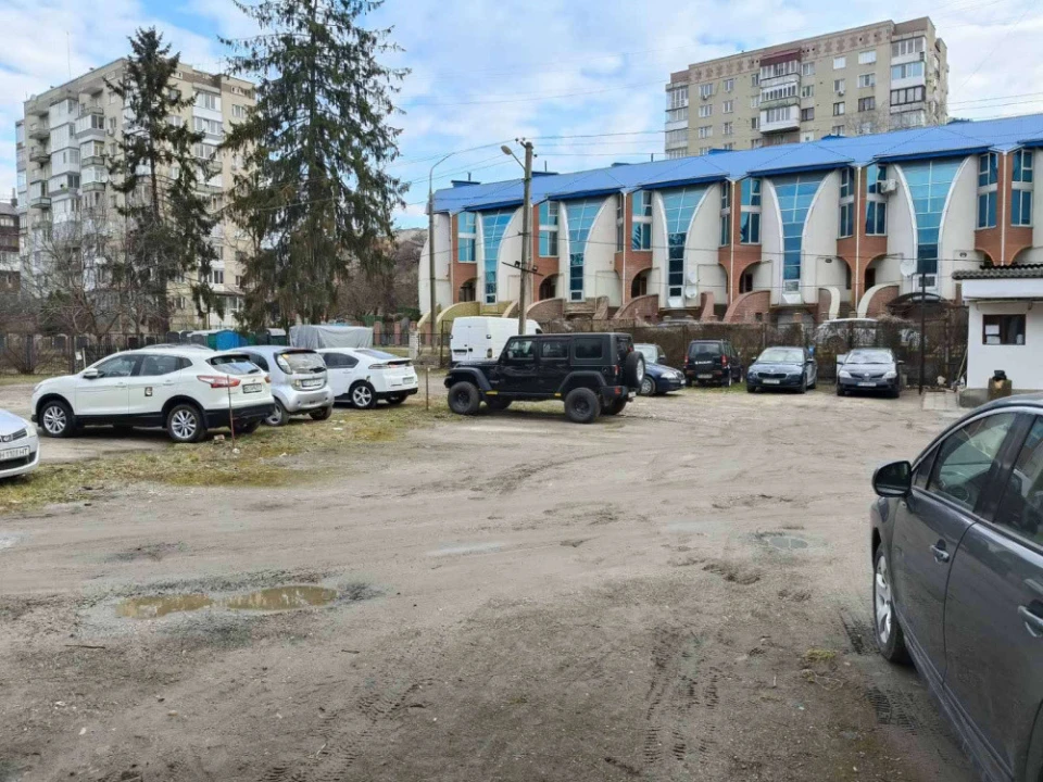 У центрі Тернополя замість автостоянки зведуть багаторівневий паркінг
