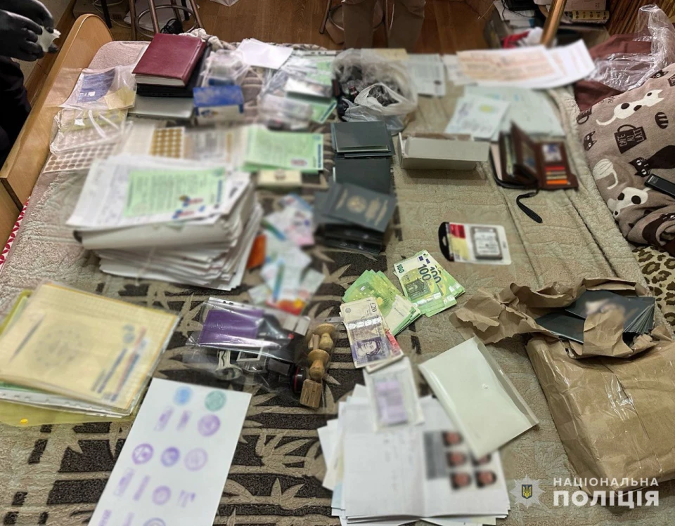 фабрика фальшивих документів у Чернівцях