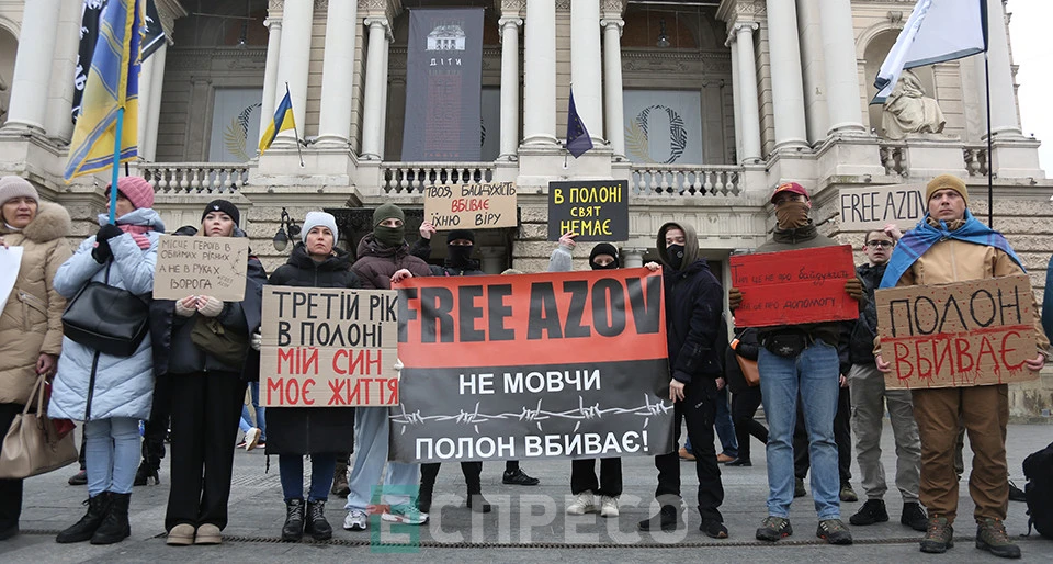 акцію пам'яті до третьої річниці трагедії у Маріупольському драмтеатрі у Львові