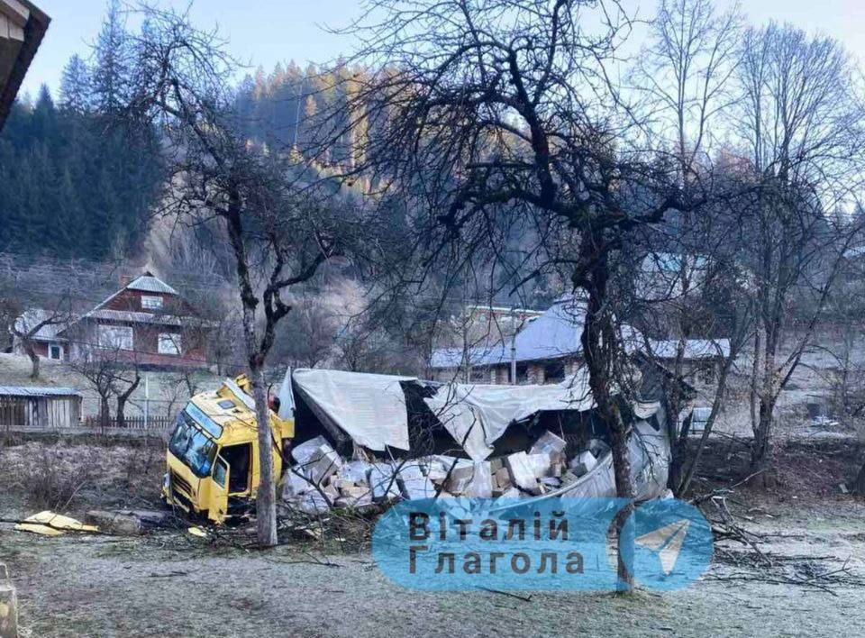 фура на подвір'ї школи
