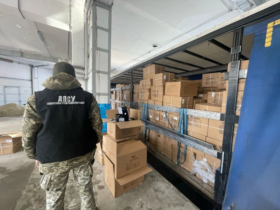 На кордоні на Львівщині виявили партію контрабандного взуття на пів мільйона гривень