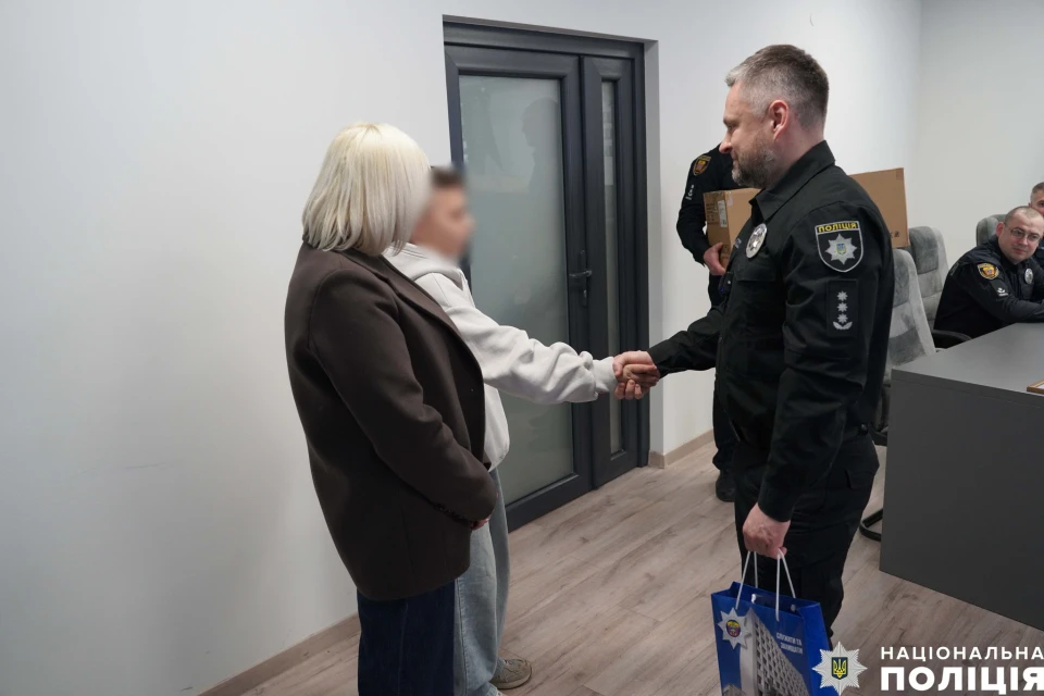 Тернопільські поліцейські вручили подарунок шестикласникові, який не піддався на вербування ворога