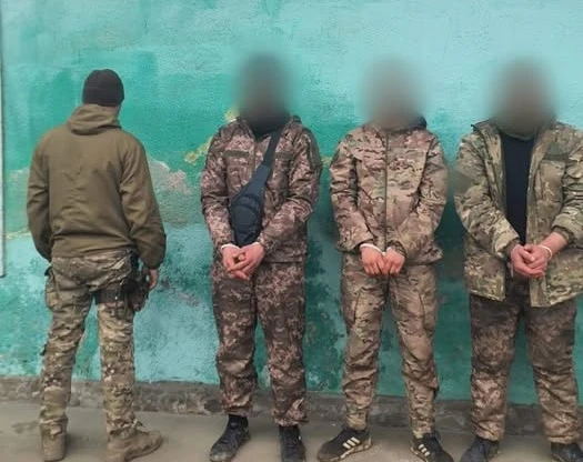 У Карпатах затримали трьох чоловіків, які маскувалися під прикордонників