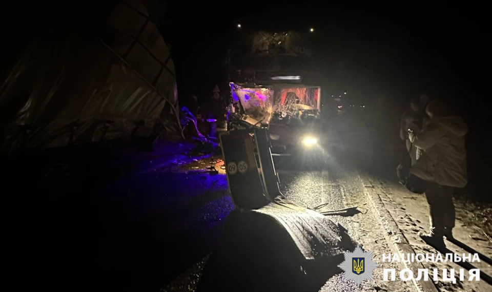 На Львівщині зіткнулись автобус та вантажівка, постраждали семеро людей