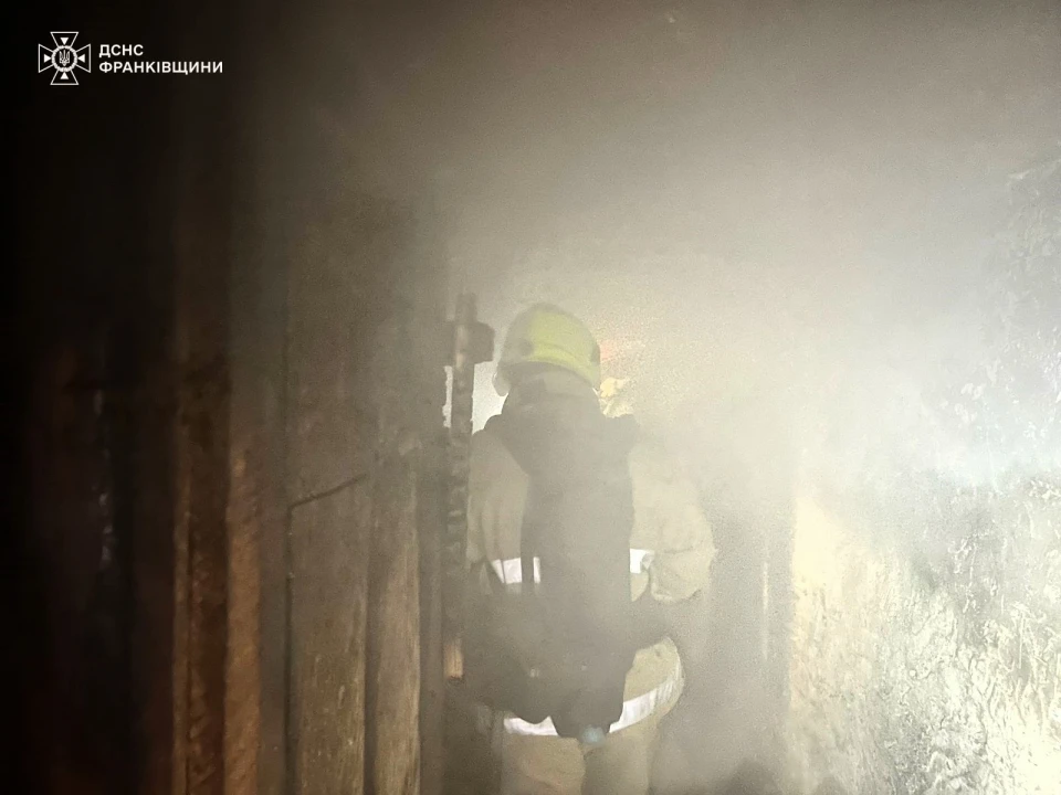 В Івано-Франківську під час пожежі в будинку врятували 78-річну жінку