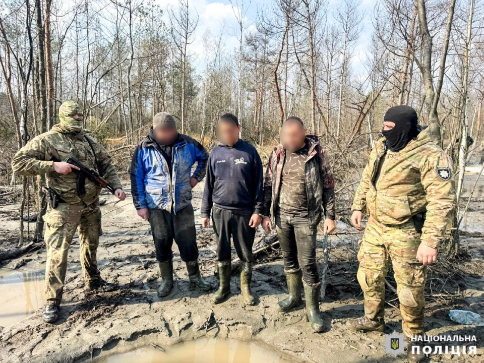 На Рівненщині затримали трьох чоловіків, які незаконно видобували бурштин