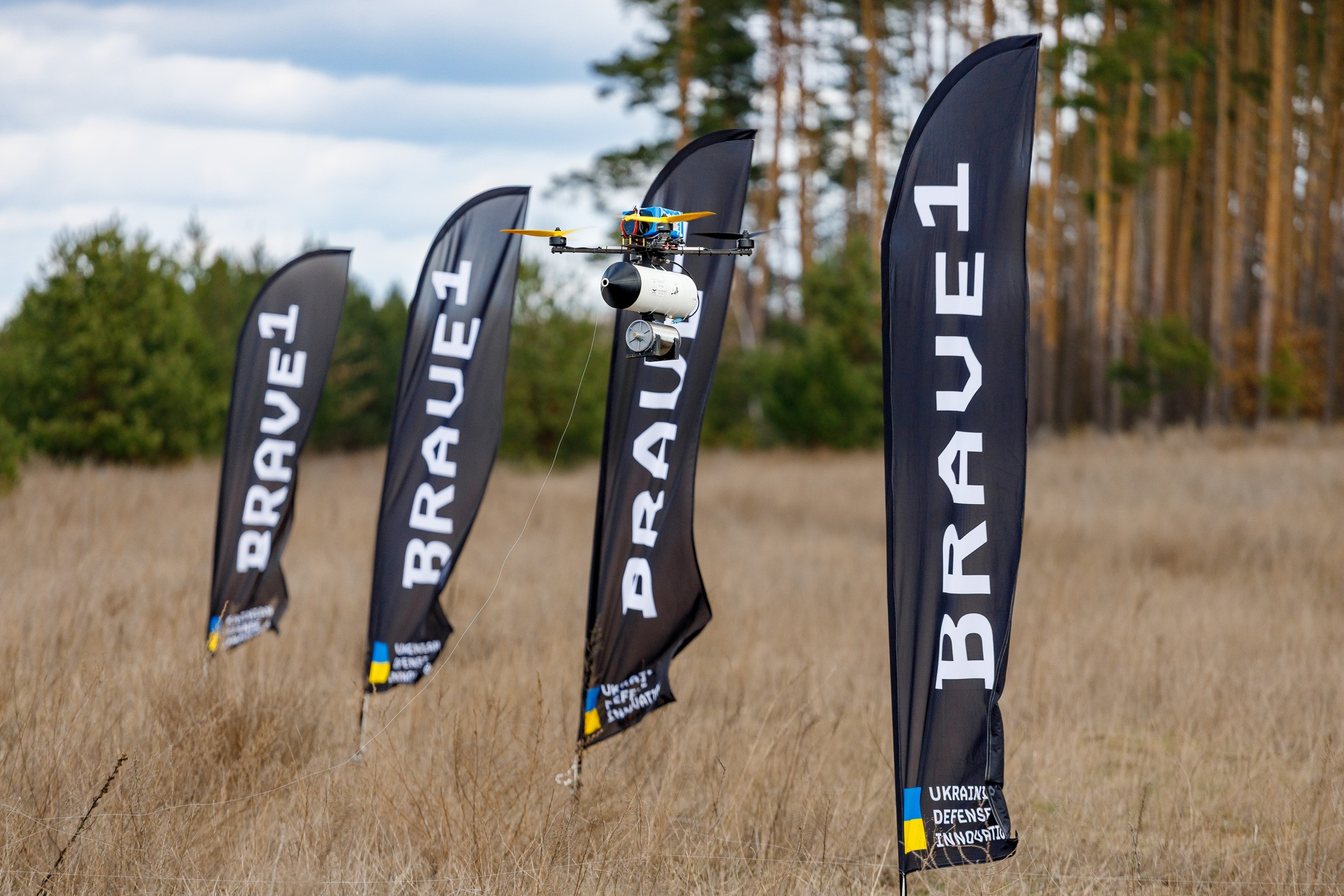 на фото FPV-дрон на оптоволокні