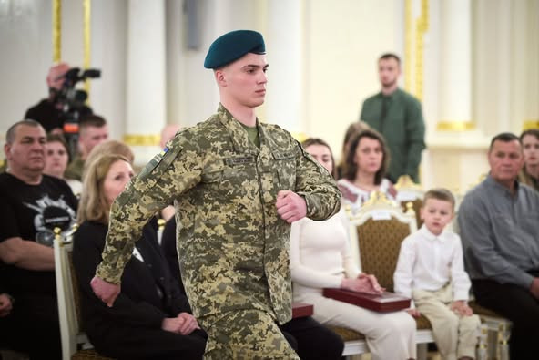 Зеленський вручив орден "Золота Зірка" наймолодшому Герою України, що родом із Хмельниччини