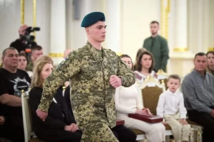Зеленський вручив орден "Золота Зірка" наймолодшому Герою України, що родом із Хмельниччини Зеленський вручив орден "Золота Зірка" наймолодшому Герою України, що родом із Хмельниччини
