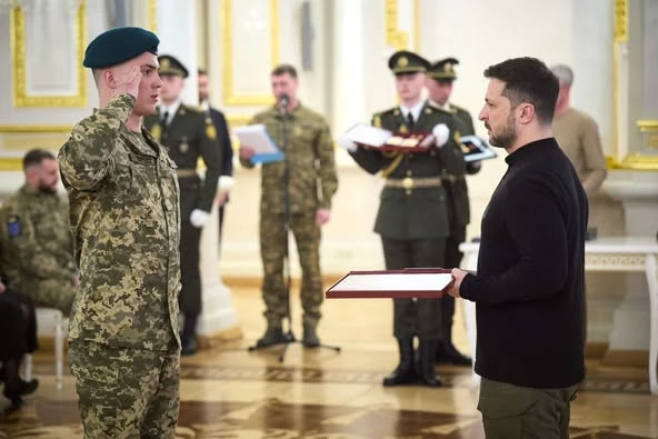 Зеленський вручив орден "Золота Зірка" наймолодшому Герою України, що родом із Хмельниччини