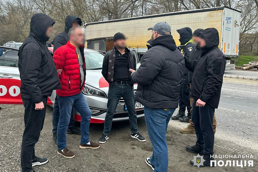 Вимагали у підприємця $20 тис. і викрали авто: на Хмельниччині затримали групу іноземців