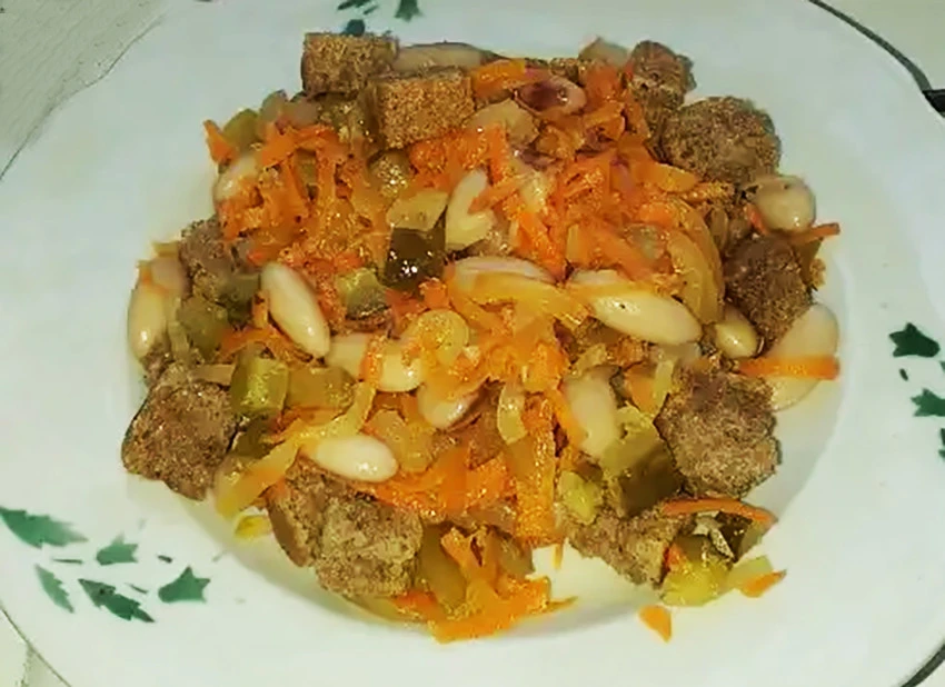 пісний салат із фасолі із сухариками
