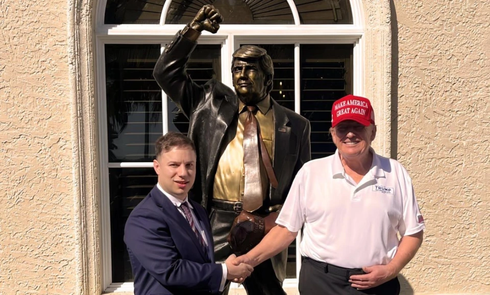 Трамп відкрив у Мар-а-Лаго присвячений йому бронзовий пам'ятник