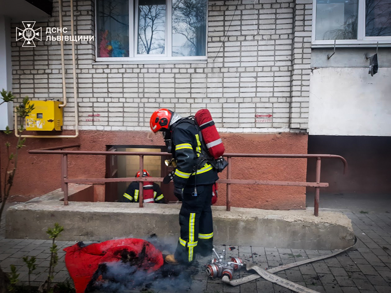 У багатоповерхівці Львова загорівся підвал: