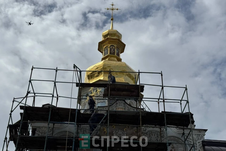 “Києво-Печерська лавра” освятили та встановили хрест на Троїцьку надбрамну церкву