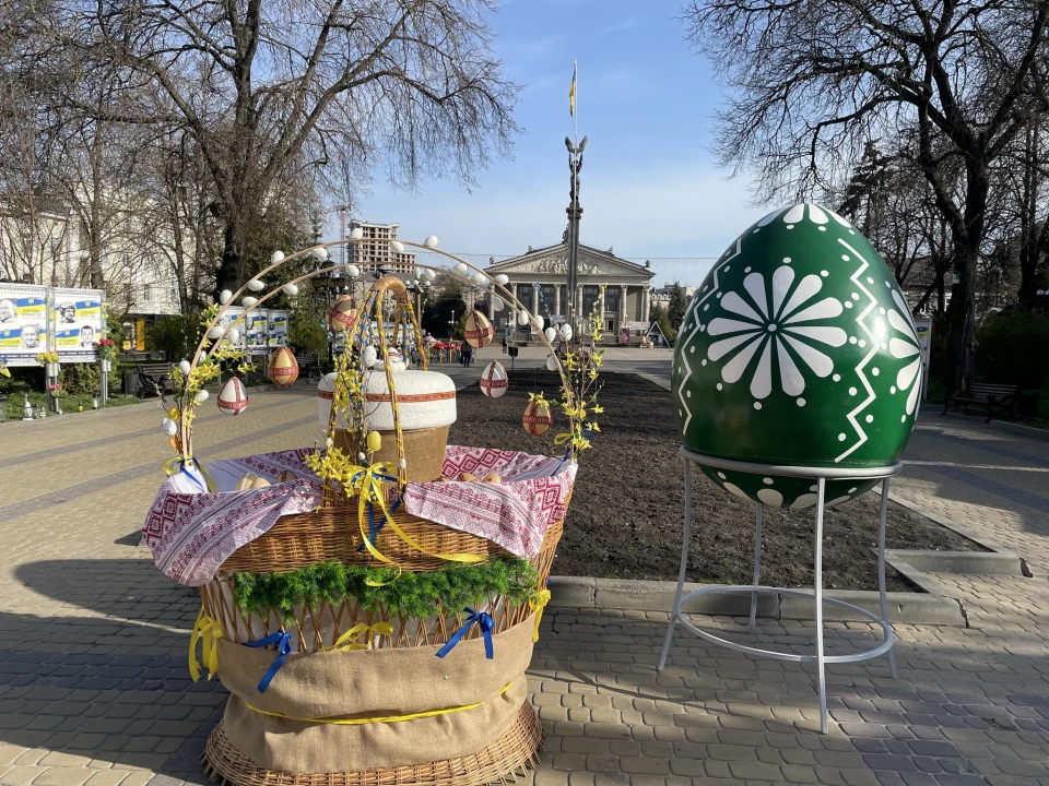 У центрі Тернополя розмістили виставку великодніх кошиків та писанок