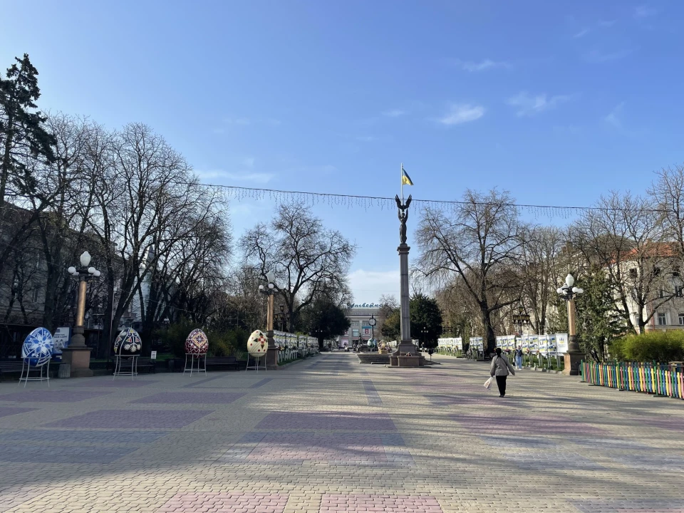 У центрі Тернополя розмістили виставку великодніх кошиків та писанок