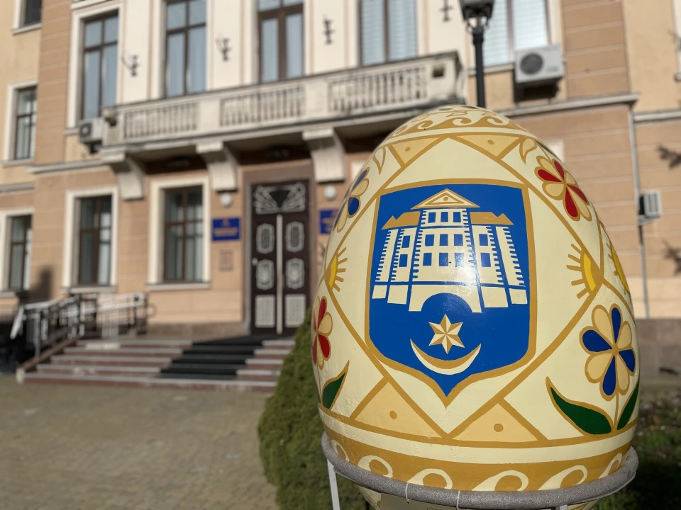У центрі Тернополя розмістили виставку великодніх кошиків та писанок